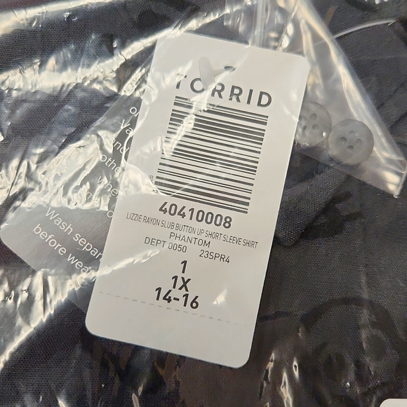 ❤️NWT VINTAGE TORRID BLOUSE - SKULL HEART BOLT PRINT - LIZZIE - BUTTON FRONT - Picture 5 of 15